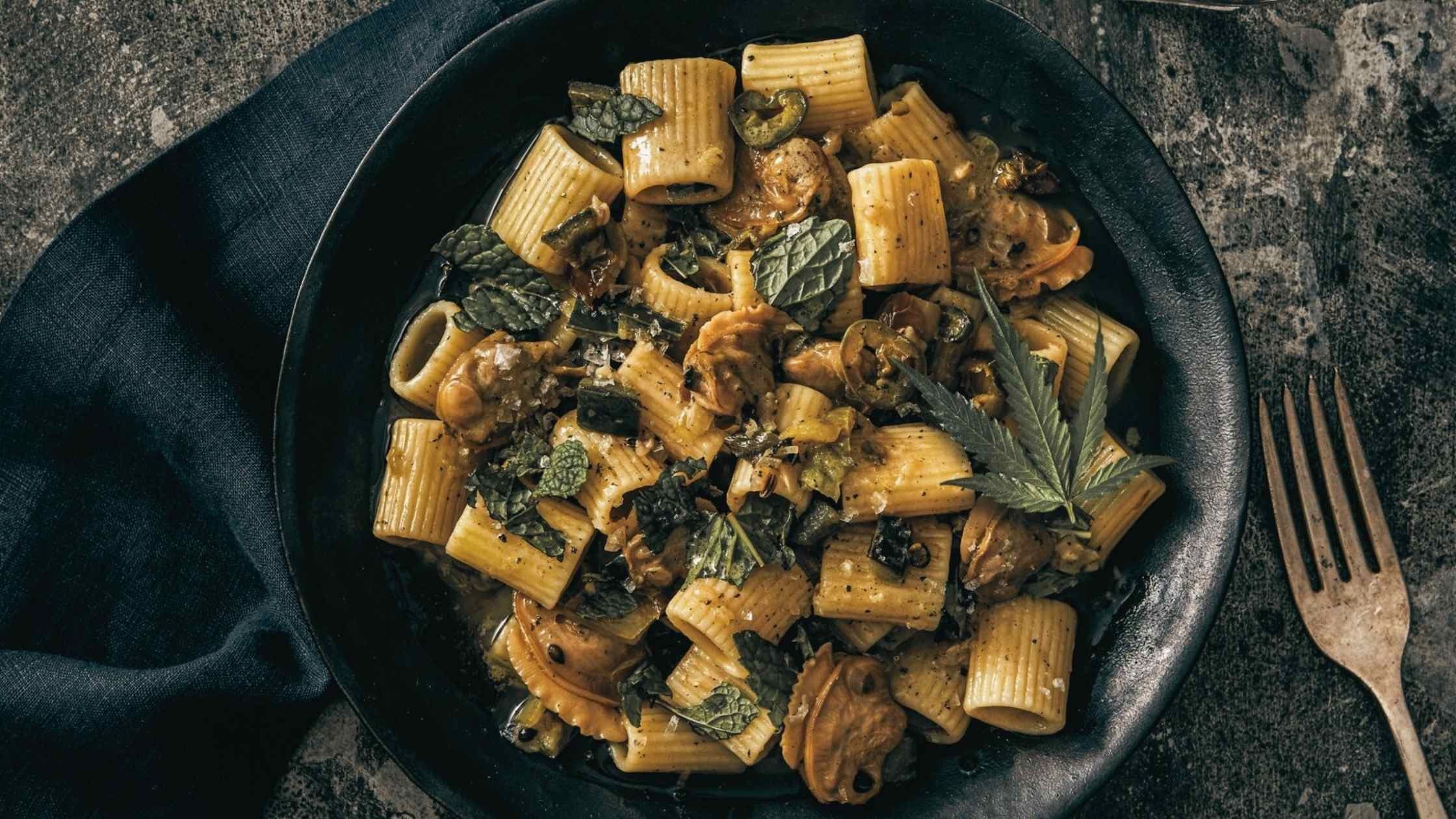 Cannabis Ricette: Paccheri alla Cannabis con Vongole e Peperoncini Verdi